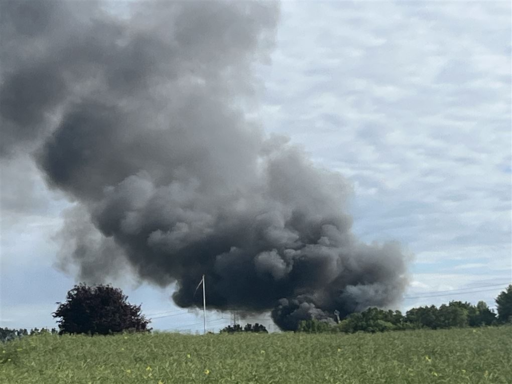 masser af sort røg på blå himmel