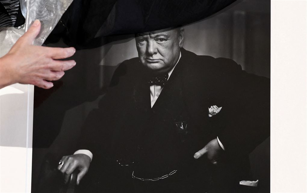 et foto af et foto med en bister mand