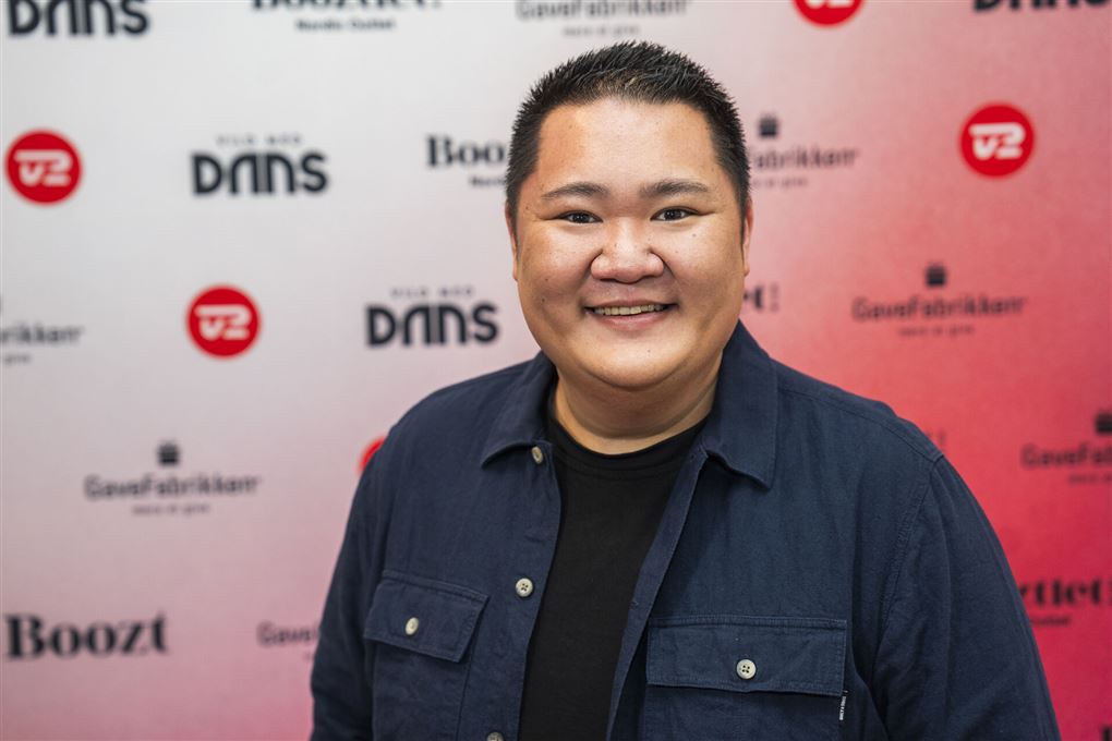 man smiler til kameraet