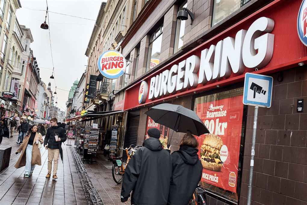 Burger-restaurant set fra gaden
