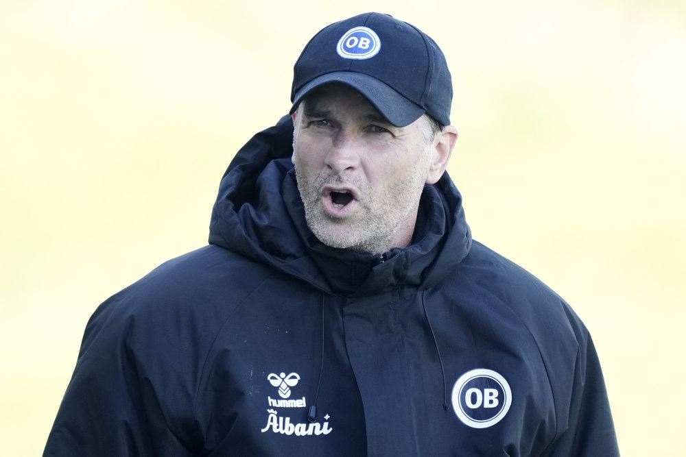 mand i mørkt tøj og med kasket