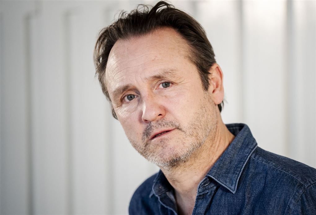 en mand ser alvorlig ud