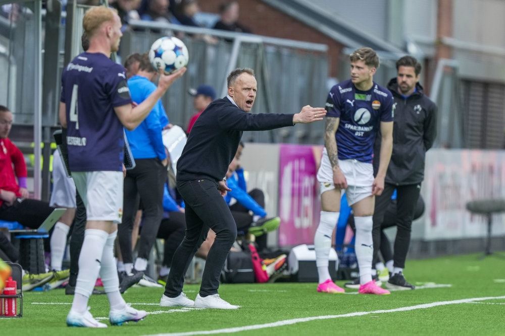 fodboldspillere i aktion på bane