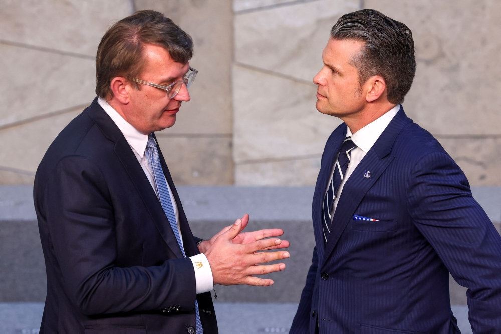 To mænd i jakkesæt taler sammen