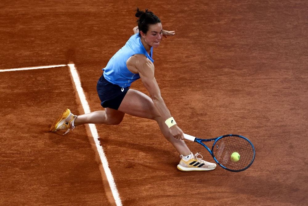 kvindelig tennisspiller på grusbane
