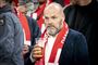 Anders Holch Povlsen med en fadøl i hånden til landskamp