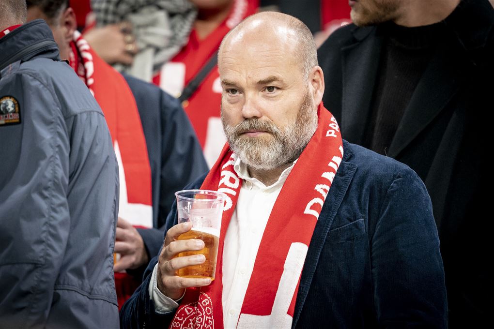 Anders Holch Povlsen med en fadøl i hånden til landskamp