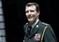 Mand i militæruniform smiler