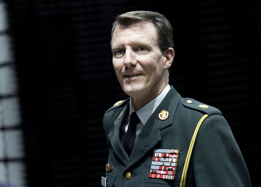 Mand i militæruniform smiler