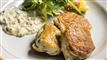 fiskefrikadeller på tallerken