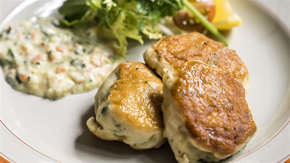 fiskefrikadeller på tallerken