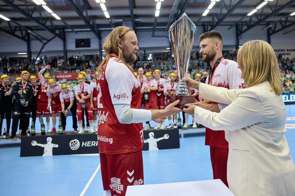 Møllgaard får en pokal