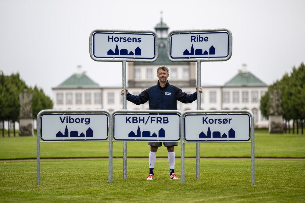 Kongen foran nogle byskilte