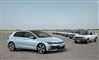 En stribe VW Golf'er på en landingsbane