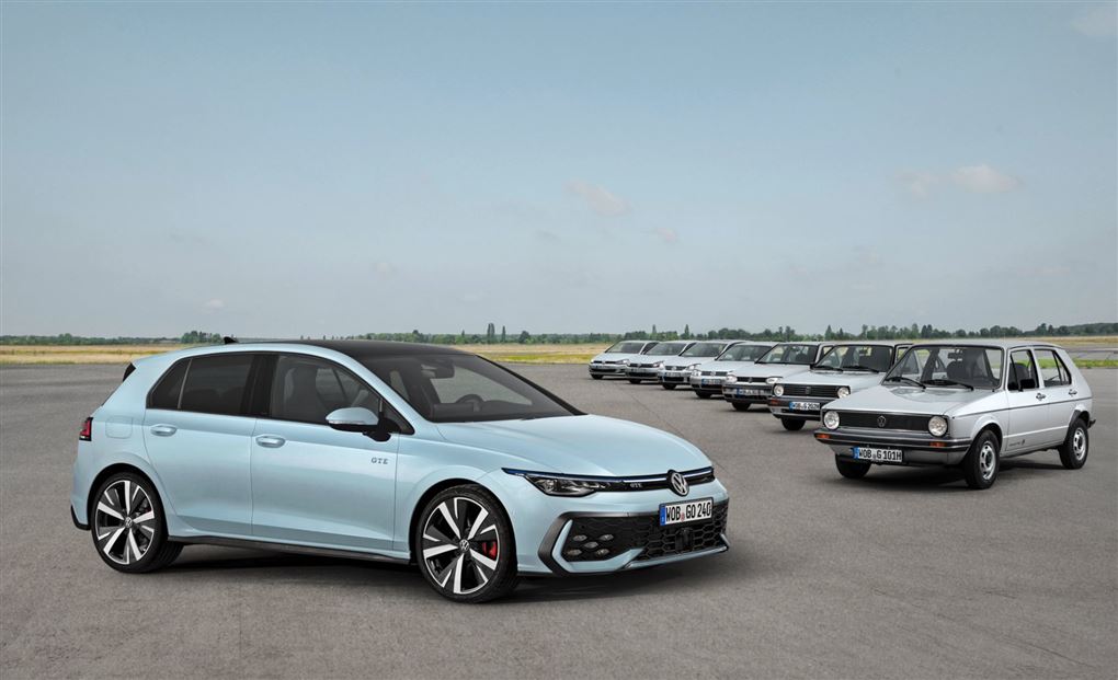 En stribe VW Golf'er på en landingsbane