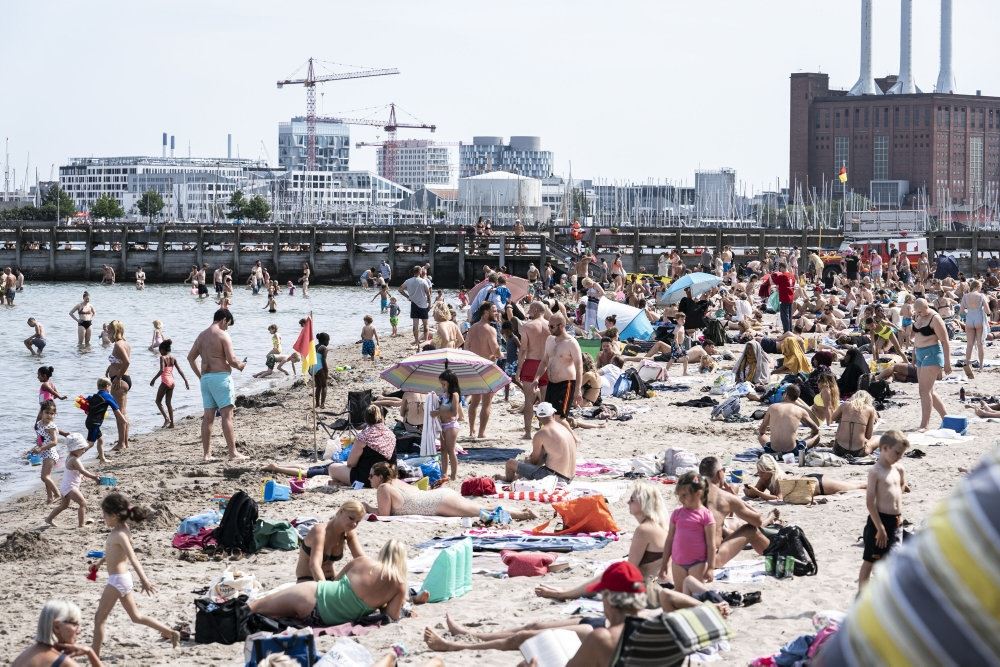 Masser af mennesker på stranden
