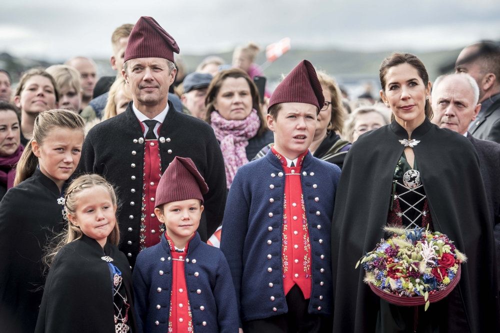 kongefamilie poserer på færørerne