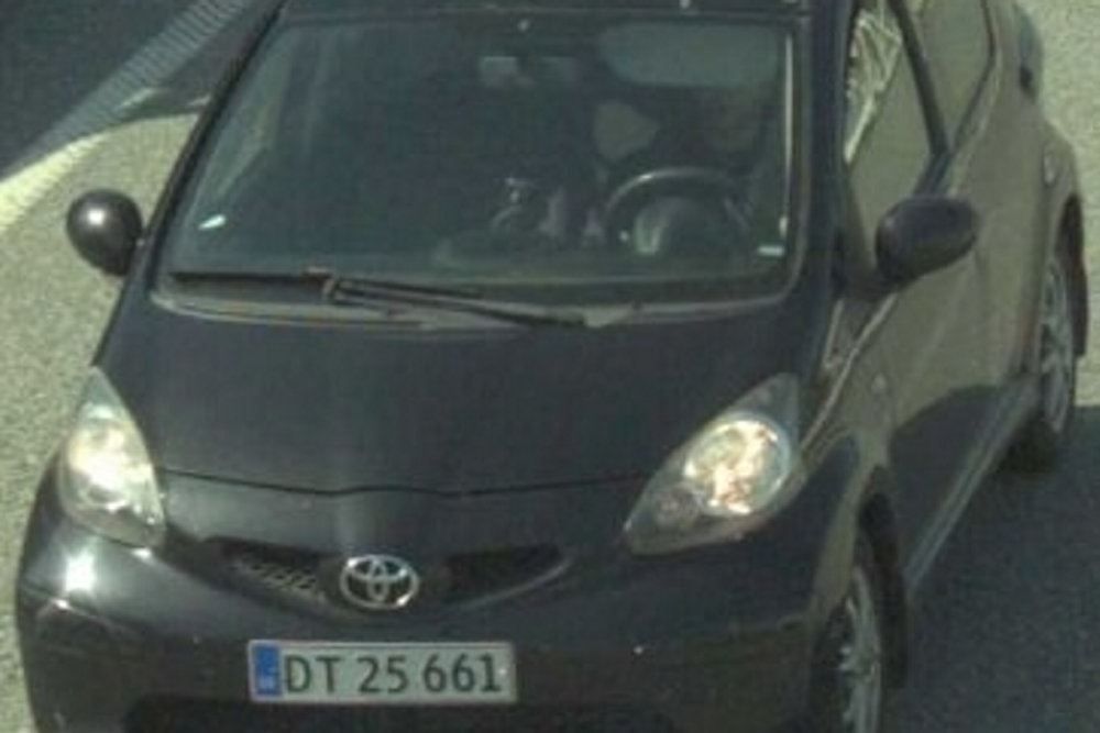 Sort Toyota med lys på