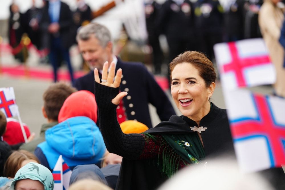 Mary og Frederik hilser på folk