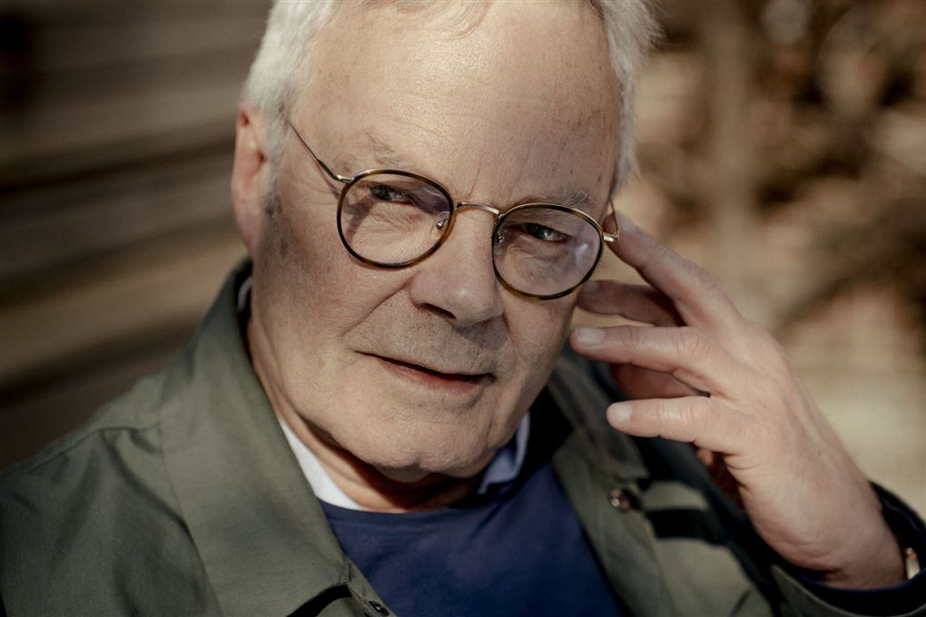 en mand kigger på fotografen