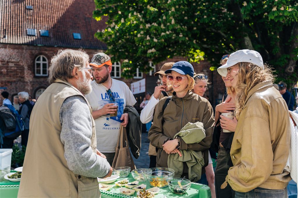 Folk omkring en bod