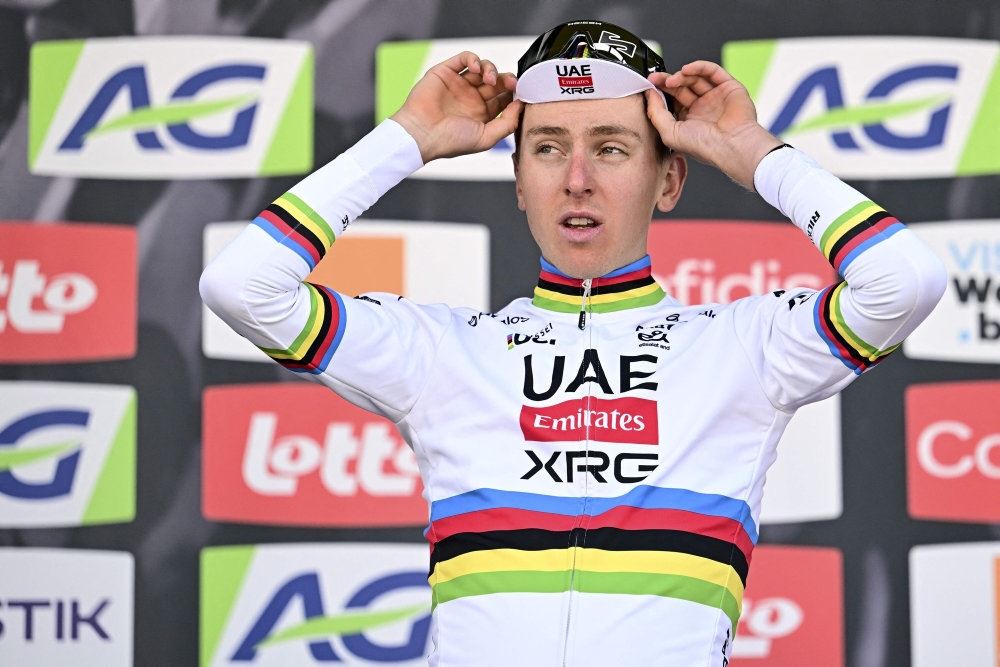 cykelrytter retter på hårbånd