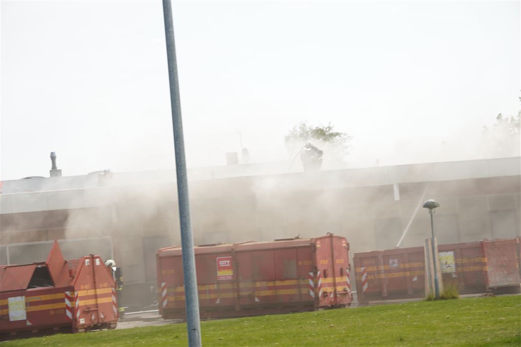 bygninger og containere i brand