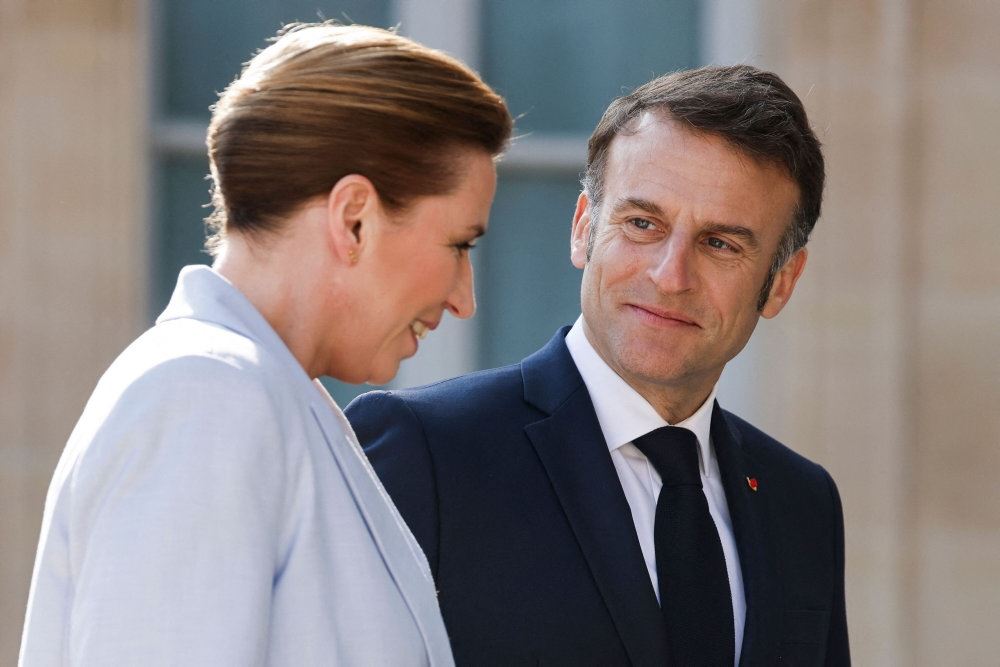 Mette Frederiksen og Macron taler sammen