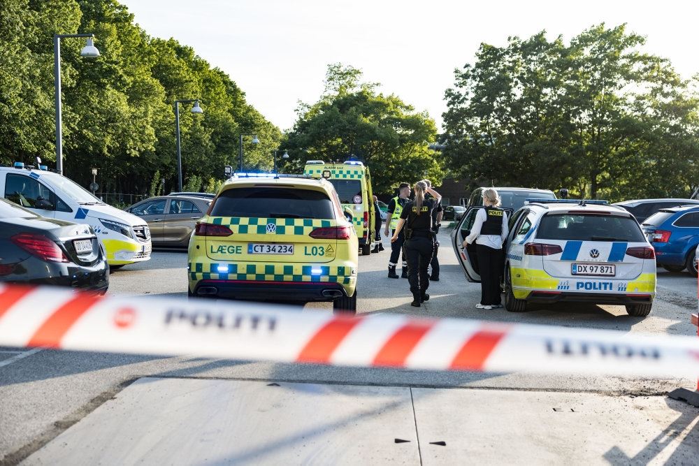 Politibiler bag afspærring