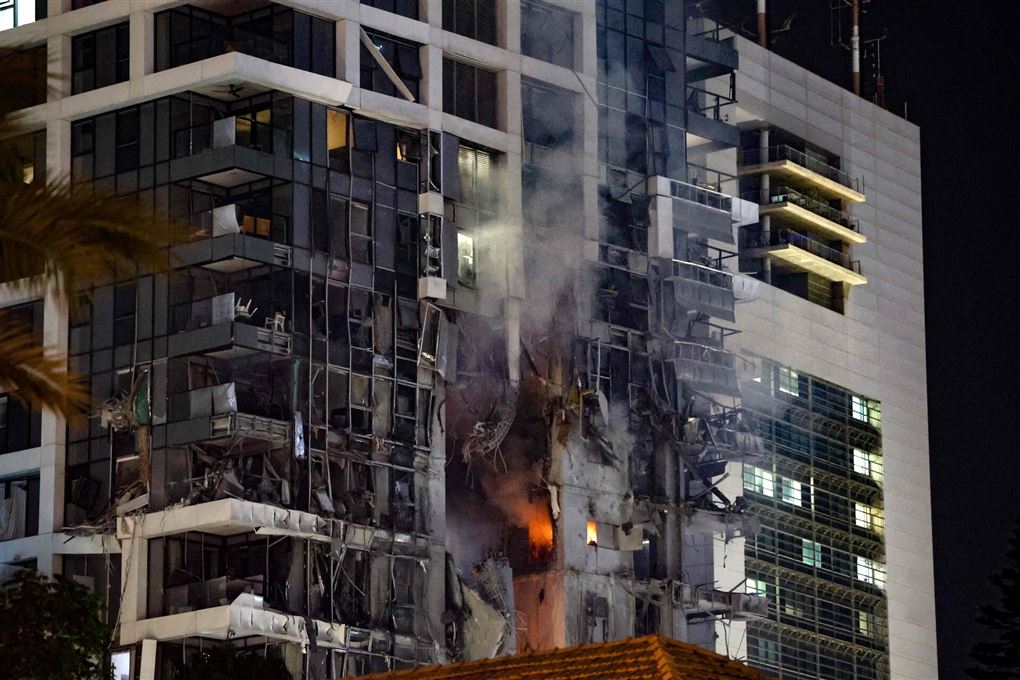 En høj bygning i brand
