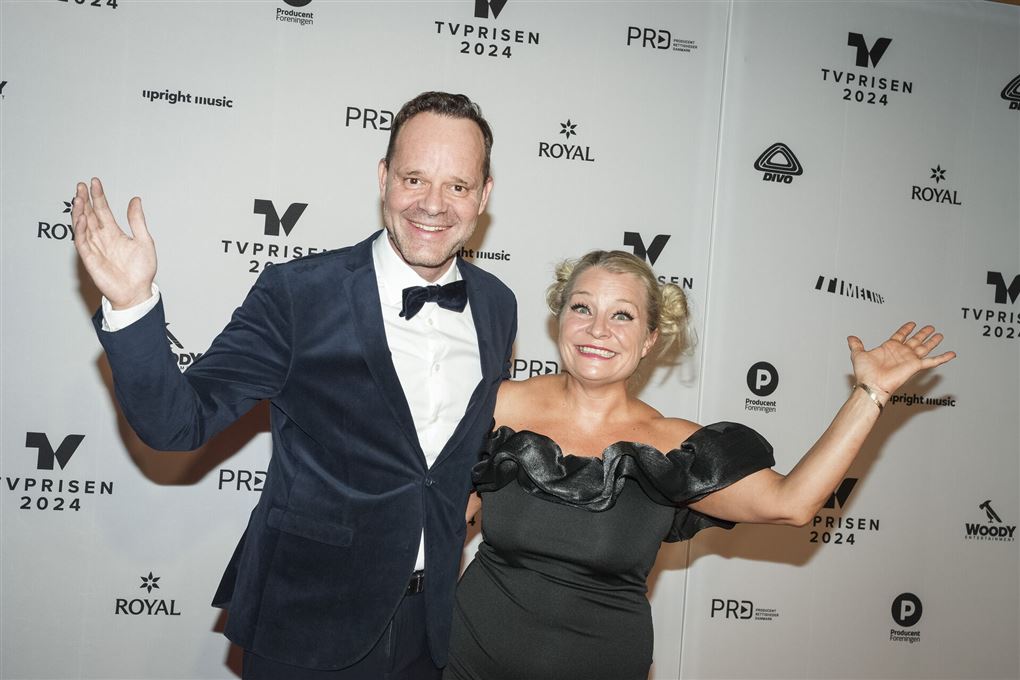 Signe Lindkvist og Jacob Riising holder om hinanden og slår ud med armene