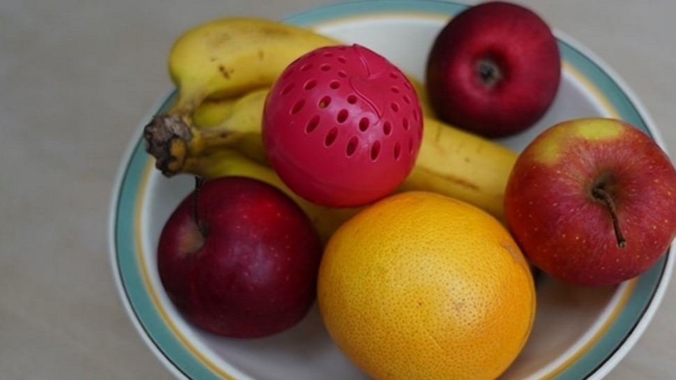 en skål frugt en bold