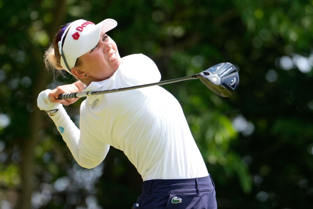 golfspiller slår igennem