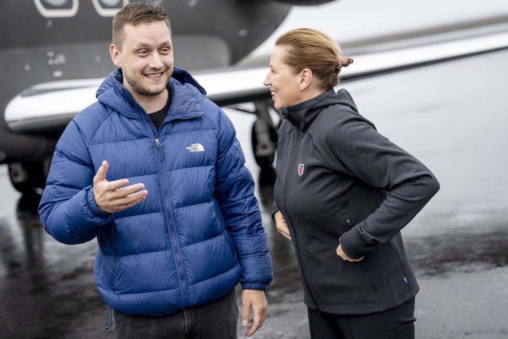 mand og kvinde griner sammen