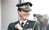 en prins i uniform smiler bredt