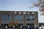 stor bygning med tesla-logo