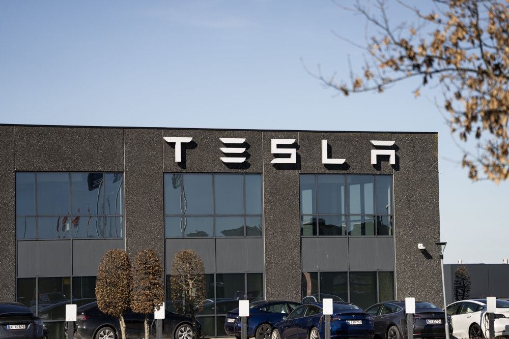 stor bygning med tesla-logo