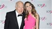 Leonard Lauder i smoking med armene om Elizabeth Hurley i pink kjole