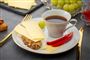 tallerken med kaffe, ost og rød peber