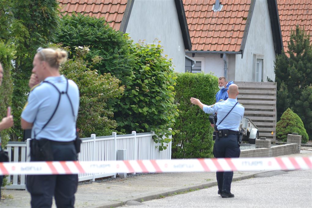 to politibetjente bag afspærring