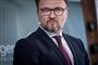 mand i jakkesæt ser koncentreret ud