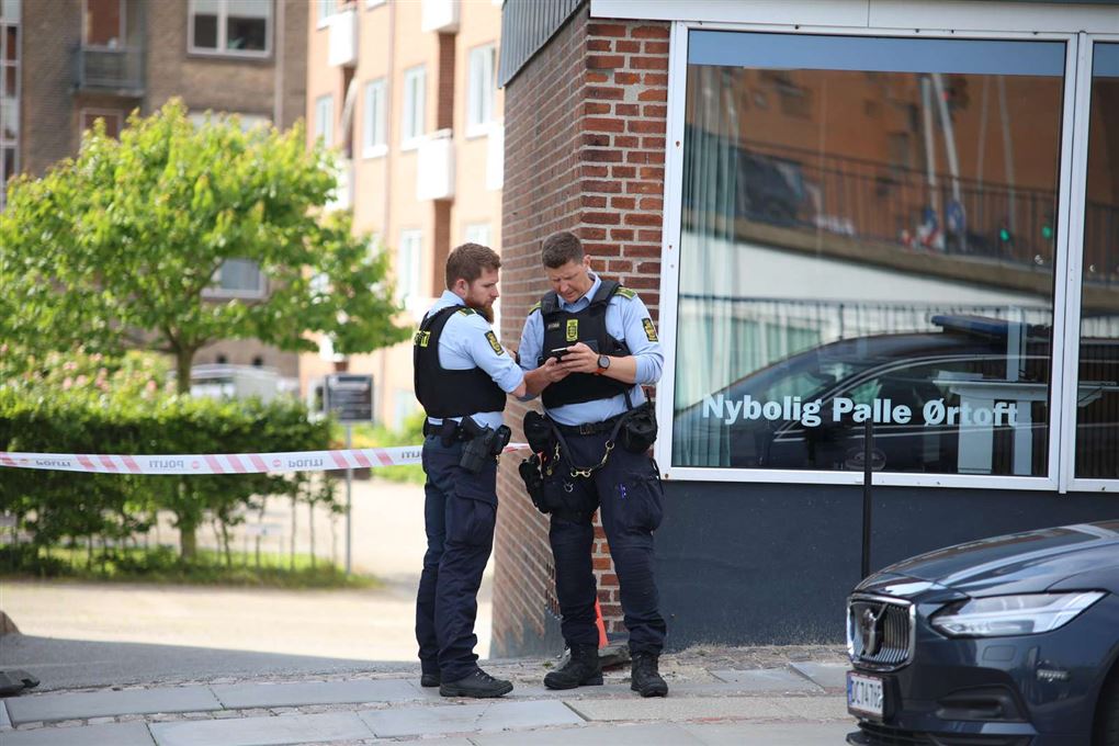 Politibetjente ved afspærring