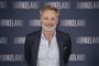 Claus Elming smilende og afslappet med hænderne bag ryggen til en premiere