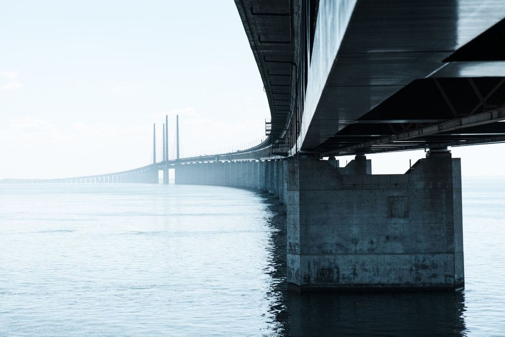 Billede af Øresundsbroen fra landsiden mod vand