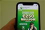 En mobiltelefon viser EuroMillions-app'en.