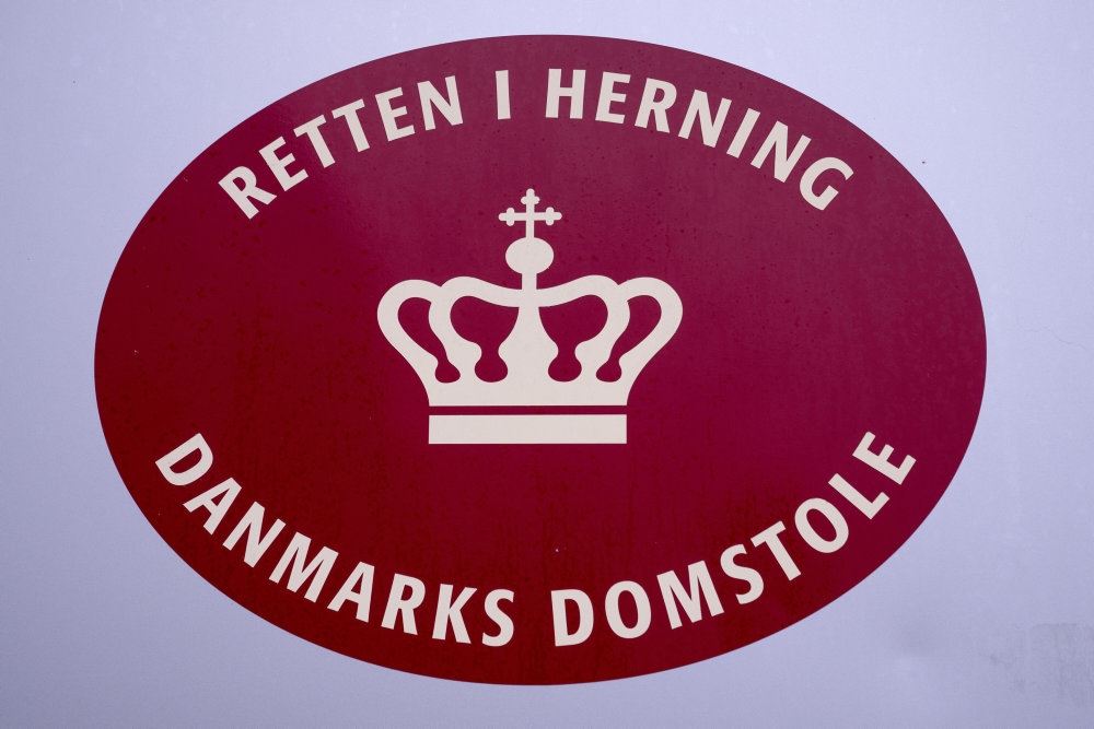 Skilt foran retten i Herning