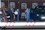 politi og folk i beskyttelsesdragter 