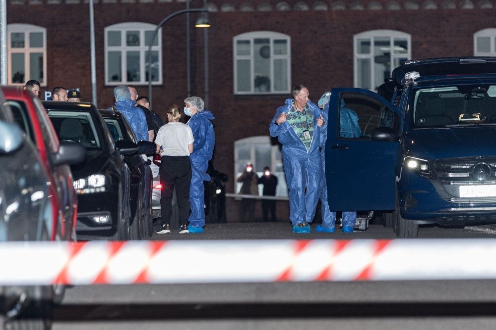 politi og folk i beskyttelsesdragter 