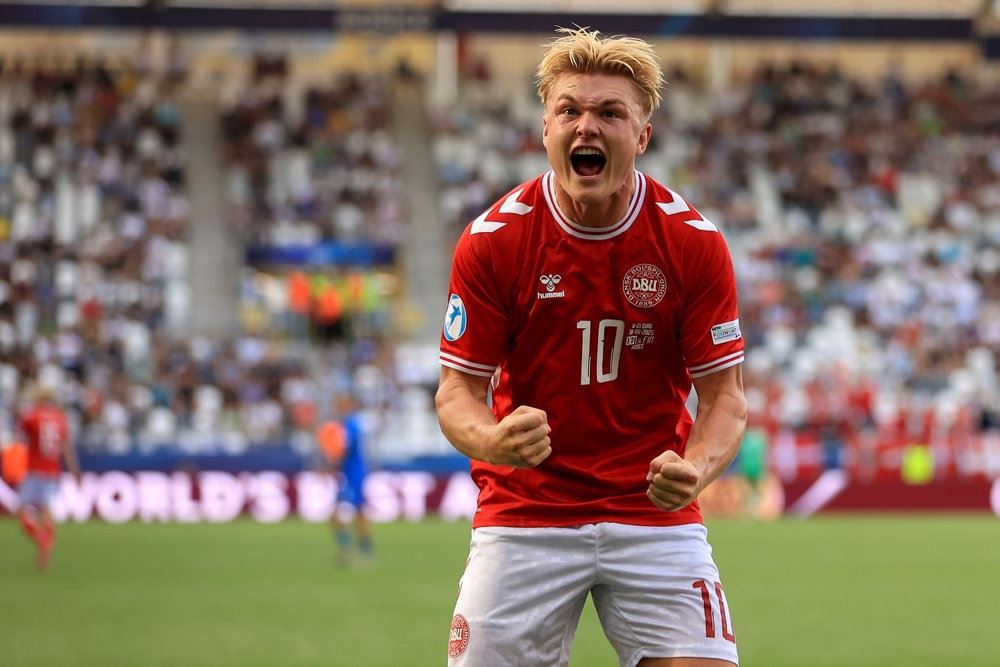 dansk fodboldspiller jubler