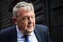 Mand i jakke og slips ser bekymret ud